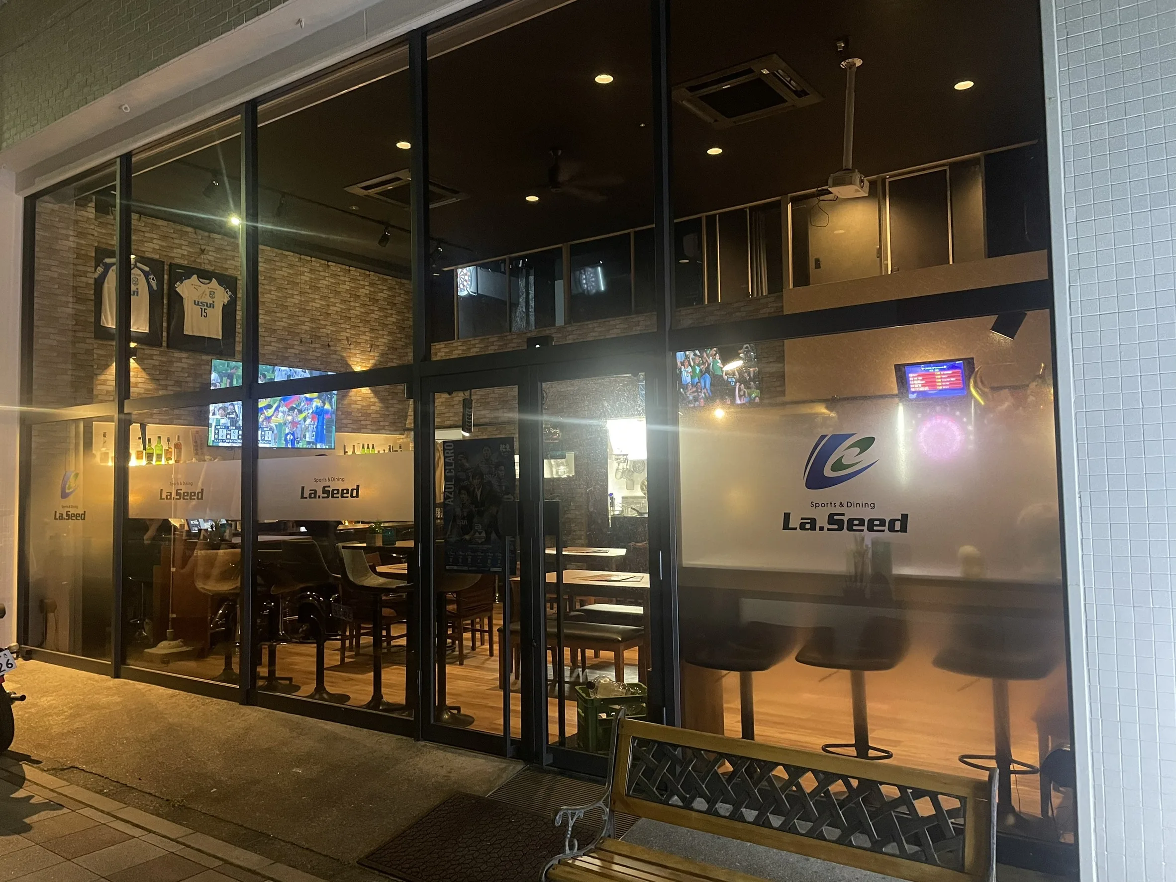 沼津駅前、夜のLa.Seed外観